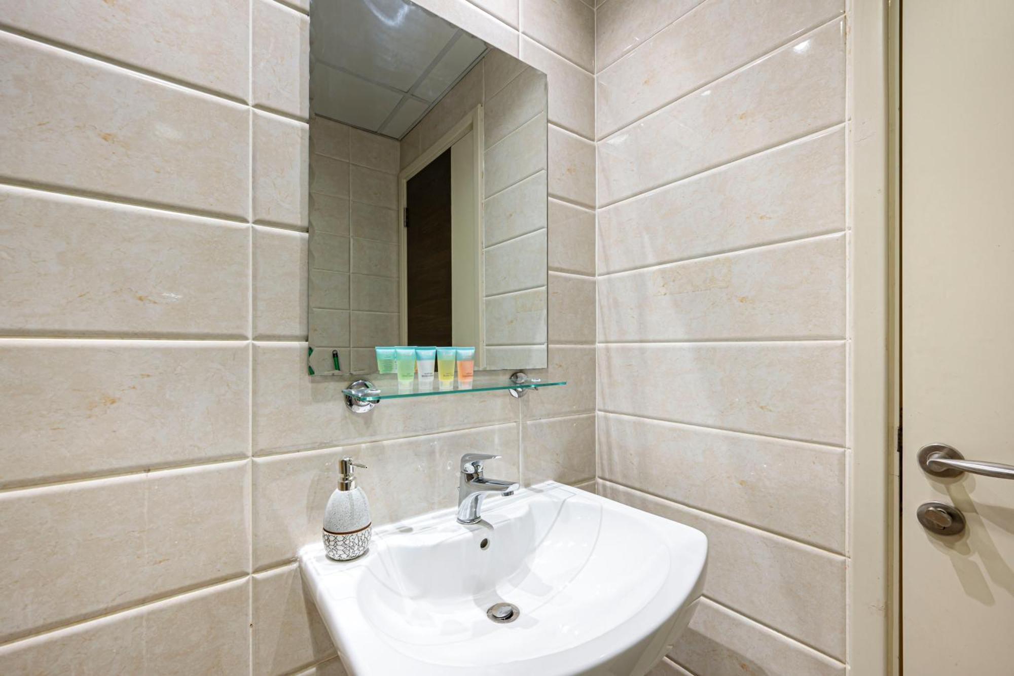 Cozy Near Mall Апартаменти *